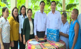 Chủ tịch  UBND tỉnh  thăm  và tặng  quà  cho 10 đối tượng  bị tai  nạn lao  động