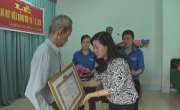 Trao Huy hiệu Đảng nhân kỷ niệm Ngày sinh Chủ tịch Hồ Chí Minh