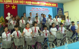 Quỹ bảo trợ trẻ em tỉnh Tiền Giang tặng xe đạp cho học sinh nghèo huyện GCĐ
