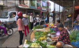 Tân Phước kiểm tra, xử lý các hộ kinh doanh lấn chiếm lòng lề đường tại chợ thị trấn Mỹ Phước