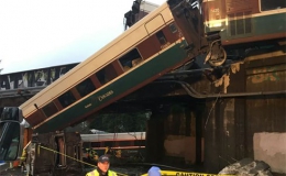 Mỹ: Tàu hỏa trượt đường ray lao vào cao tốc, nhiều người thương vong