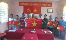 Đồn Biên phòng Tân Thành tặng cờ Tổ quốc cho ngư dân
