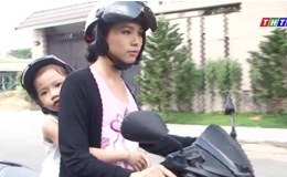 Chú ý khi chở trẻ em trên xe máy.