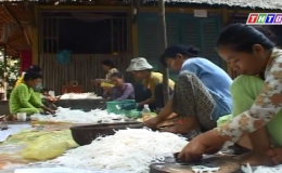 Người dân xã Hòa Khánh Huyện Cái Bè khẩn trương làm mứt dừa đón tết.