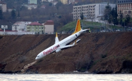 Máy bay chở 160 người trượt khỏi đường băng, “treo” trên vách đá