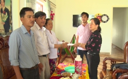 Lãnh đạo UBND huyện Chợ Gạo thăm gia đình có trẻ em bị đuối nước