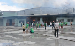 Cháy lớn tại công ty TNHH Rồng Hoa Thái huyện Cai Lậy