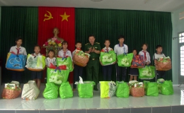 Bộ đội Biên phòng Tiền Giang tặng quà “Nâng bước em đến trường” cho học sinh nghèo