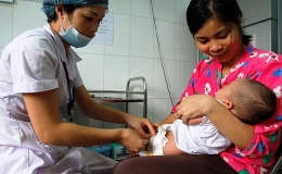 Dịch sởi có nguy cơ bùng phát, xem xét tiêm vaccine cho trẻ sớm hơn