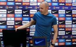 Iniesta ngấn lệ buổi họp báo chia tay Barca