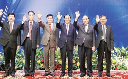 Thủ tướng Nguyễn Xuân Phúc gặp mặt Thủ tướng Lào và Thủ tướng Campuchia