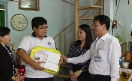Trường THPT Nguyễn Đình Chiểu hỗ trợ gần 230 triệu đồng cho học sinh Nguyễn Tuấn Thanh
