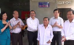 Nguyên Chủ tịch nước Nguyễn Minh Triết tặng nhà tình nghĩa cho gia đình chính sách