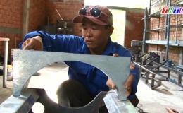 Anh Trần Hoàng Long huyện Châu Thành chế tạo thành công máy rửa trái Sapôchê.