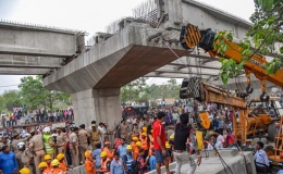 Ấn Độ: Sập cầu vượt đang xây, 18 người chết