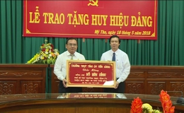 Phó Bí thư Thường trực Tỉnh ủy Tiền Giang nhận Huy hiệu 30 tuổi Đảng
