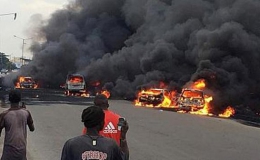Xe chở dầu bắt lửa, 9 người chết thảm, 53 xe bị thiêu rụi