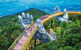 Ngắm “tiên cảnh” từ cây cầu vàng được nâng đỡ bởi đôi bàn tay khổng lồ ấn tượng ở Đà Nẵng