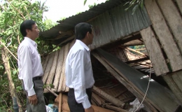Kiểm tra và thăm hỏi các hộ dân bị thiệt hại do lốc xoáy