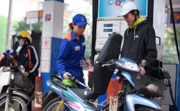 Giá xăng “dậm chân tại chỗ”, giá dầu giảm từ 15 giờ hôm nay
