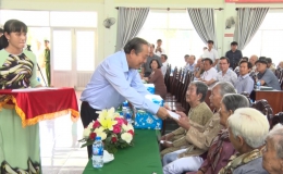 Phó thủ Tướng Trương Hòa Bình tặng quà Mẹ Việt Nam anh hùng tại Thị xã Cai Lậy