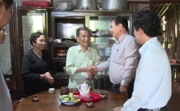 Đoàn ĐBQH đơn vị tỉnh Tiền Giang thăm và tặng quà gia đình chính sách
