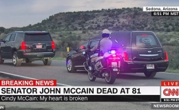 Cảnh sát hộ tống xe chở thi hài ông McCain về quê nhà