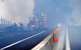 Hai xe tải lao vào nhau, đường cao tốc mịt mù khói lửa