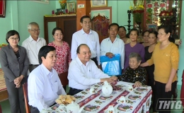 Thủ tướng Nguyễn Xuân Phúc thăm Mẹ Việt Nam anh hùng