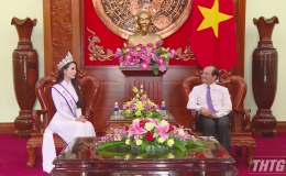 Hoa hậu Phan Thị Mơ chào lãnh đạo tỉnh Tiền Giang