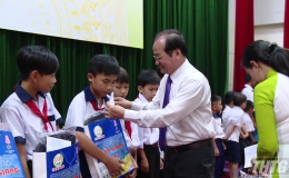 Trẻ khuyết tật, mồ côi tỉnh Tiền Giang được trao học bổng
