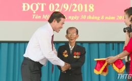 Chủ tịch UBND tỉnh Tiền Giang trao Huy hiệu 70 năm tuổi Đảng