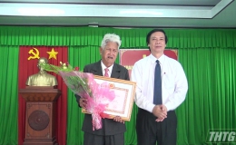 Bí thư Tỉnh ủy Tiền Giang trao Huy hiệu 70 năm tuổi Đảng