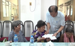 Trung ương Hội Người cao tuổi Việt Nam thăm và tặng quà cho người cao tuổi nghèo, cô đơn.