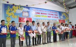 Công ty Hoan Vinh tặng quà cho công nhân viên