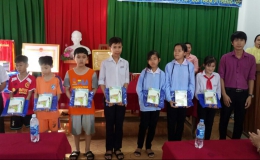 Mobifone tặng tập cho học sinh khó khăn tại Kim Sơn