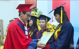 Trường Đại học Tiền Giang trao bằng tốt nghiệp