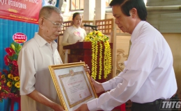 Tiền Giang trao Huy hiệu 70 năm tuổi Đảng