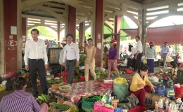 Ông Lê Văn Hưởng kiểm tra an toàn vệ sinh thực phẩm Chợ Tân Trung, Thị xã Gò Công
