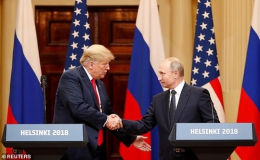 Hành động khác thường của ông Trump sau khi họp với ông Putin