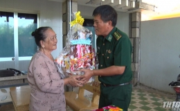 Đồn biên phòng Tân Thành thăm tặng quà Mẹ Việt Nam anh hùng và mẹ liệt sĩ