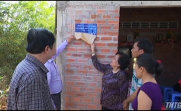 Bà Nguyễn Thị Hoài Thu trao nhà “Đại đoàn kết” cho hộ nghèo