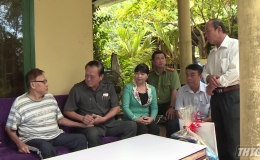 Lãnh đạo UBND tỉnh Tiền Giang tặng quà Tết cho gia đình chính sách