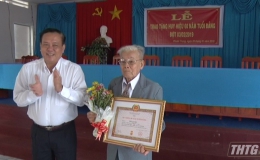 Phó Chủ tịch UBND tỉnh Tiền Giang trao Huy hiệu 60 năm tuổi Đảng cho đảng viên