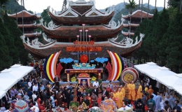 Dòng người đổ về khai hội chùa Hương