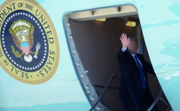 Tổng thống Mỹ Donald Trump lên Air Force One, hướng đến Hà Nội