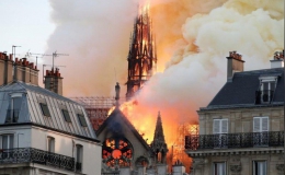 Nhà thờ Đức Bà Paris bất ngờ bốc cháy dữ dội