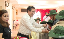 Lãnh đạo UBND tỉnh Tiền Giang gặp gỡ và tặng quà người có công tham quan thủ đô Hà Nội
