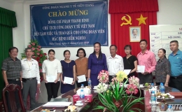 Công đoàn ngành Y tế Việt Nam tặng 26 phần quà cho công đoàn viên ngành y tế Tiền Giang có hoàn cảnh khó khăn