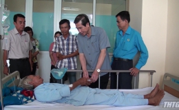 Chủ tịch UBND tỉnh Tiền Giang thăm và tặng quà công nhân bị tai nạn lao động